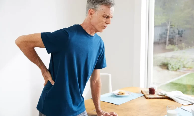چرا موقع ایستادن کمردرد میگیریم؟ علل، راهکارها و تقویت بافتهای بدن